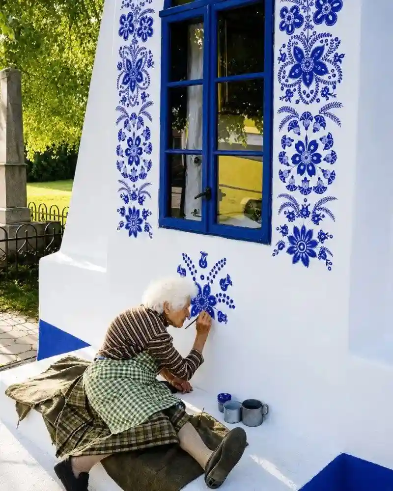 90-year-old-czech-folk-artist-anežka-kašpárková-spent-v0-mph89yd4mw1h1.jpeg