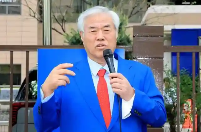 '서울서부지법 폭동 사태' 배후로 지목돼 구속 기소됐다가 보석으로 풀려난 전광훈 사랑제일교회 목사가 17일 서울 마포구 서울서부지법에서 열린 재판에 출석하기 전 발언하고 있다. 뉴스1