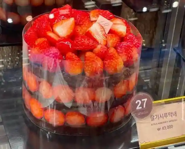 성심당의 대표 메뉴 가운데 하나인 '딸기시루막내'. 성심당 인스타그램