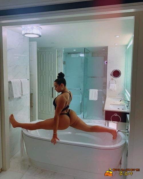 아크로바틱 포즈 굿굿굿