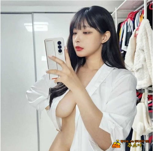 살짝 한 가슴만 보이는 센스