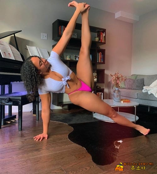 아크로바틱 포즈 굿굿굿