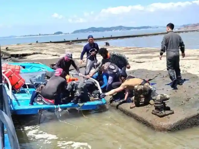 2022년 8월 12일 스리랑카 국적 노동자인 루완씨와 그의 일행이 비상탈출한 조종사를 배로 구조한 모습. 뉴시스(안산시 외국인주민상담지원센터 제공)