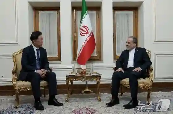 이란에 파견된 정병하 외교부 장관 특사와 압바스 아그라치 이란 외무장관.(파르스통신 소셜미디어 엑스 @FarsNews_Agency)