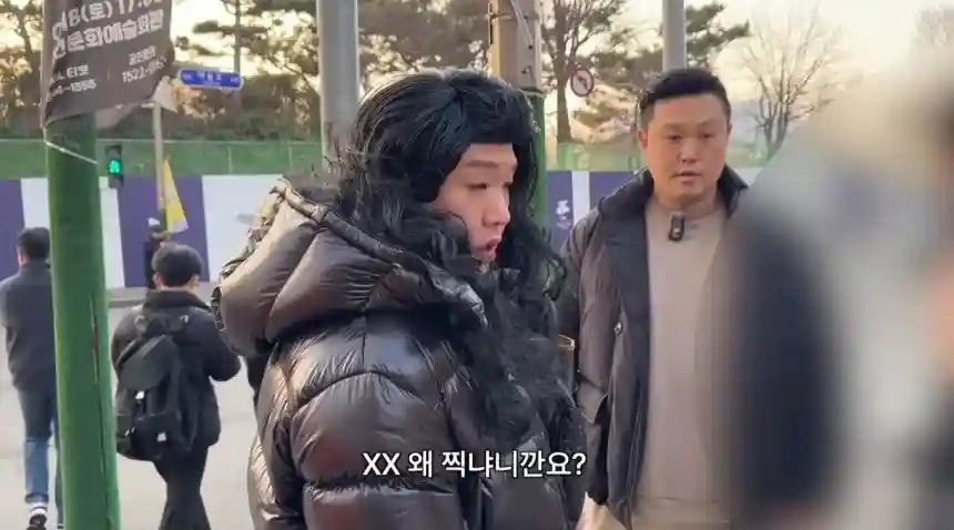 코미디언 강승구(왼쪽)와 종합격투기 선수 명현만이 길거리에서 담배를 피우던 중학생을 제지하고 있다. 사진=유튜브 ‘매드브로’ 갈무리 