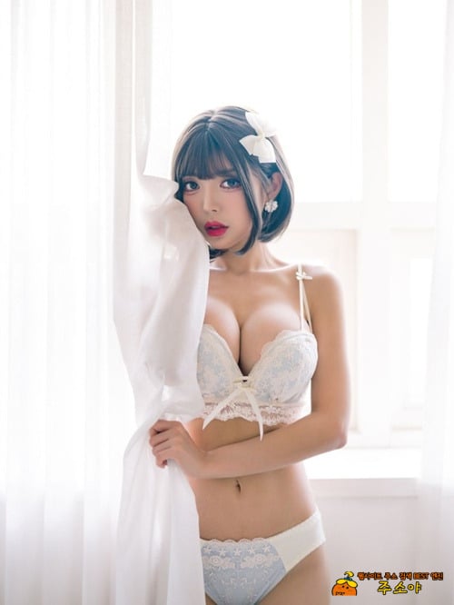 눈밑에 뭔짓을 한거여