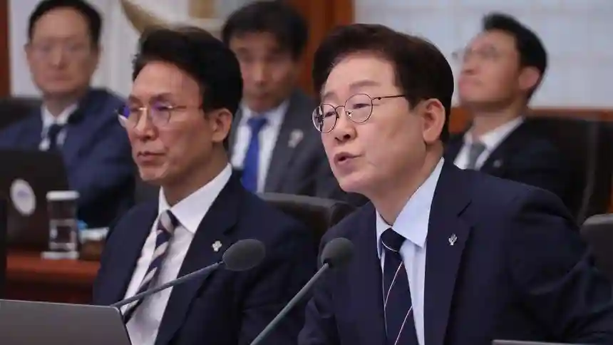 국무회의에서 발언하는 이재명 대통령