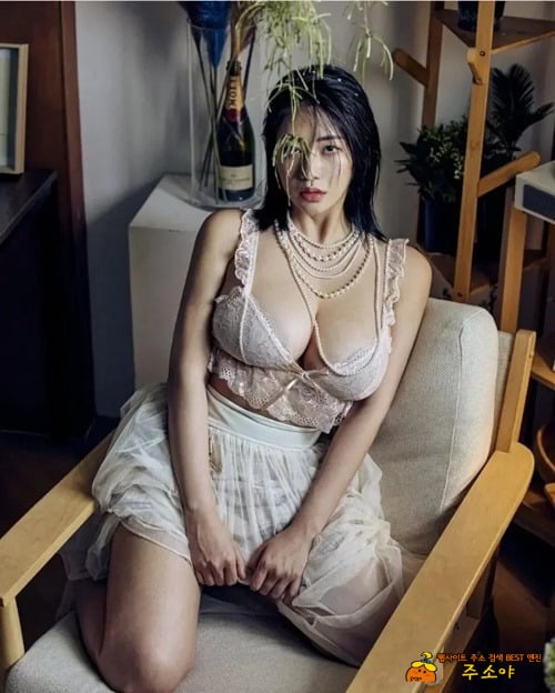 사진 찍을때 주댕이 모으는거 보니 한국인일세