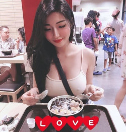 노브라로 다니는 여자